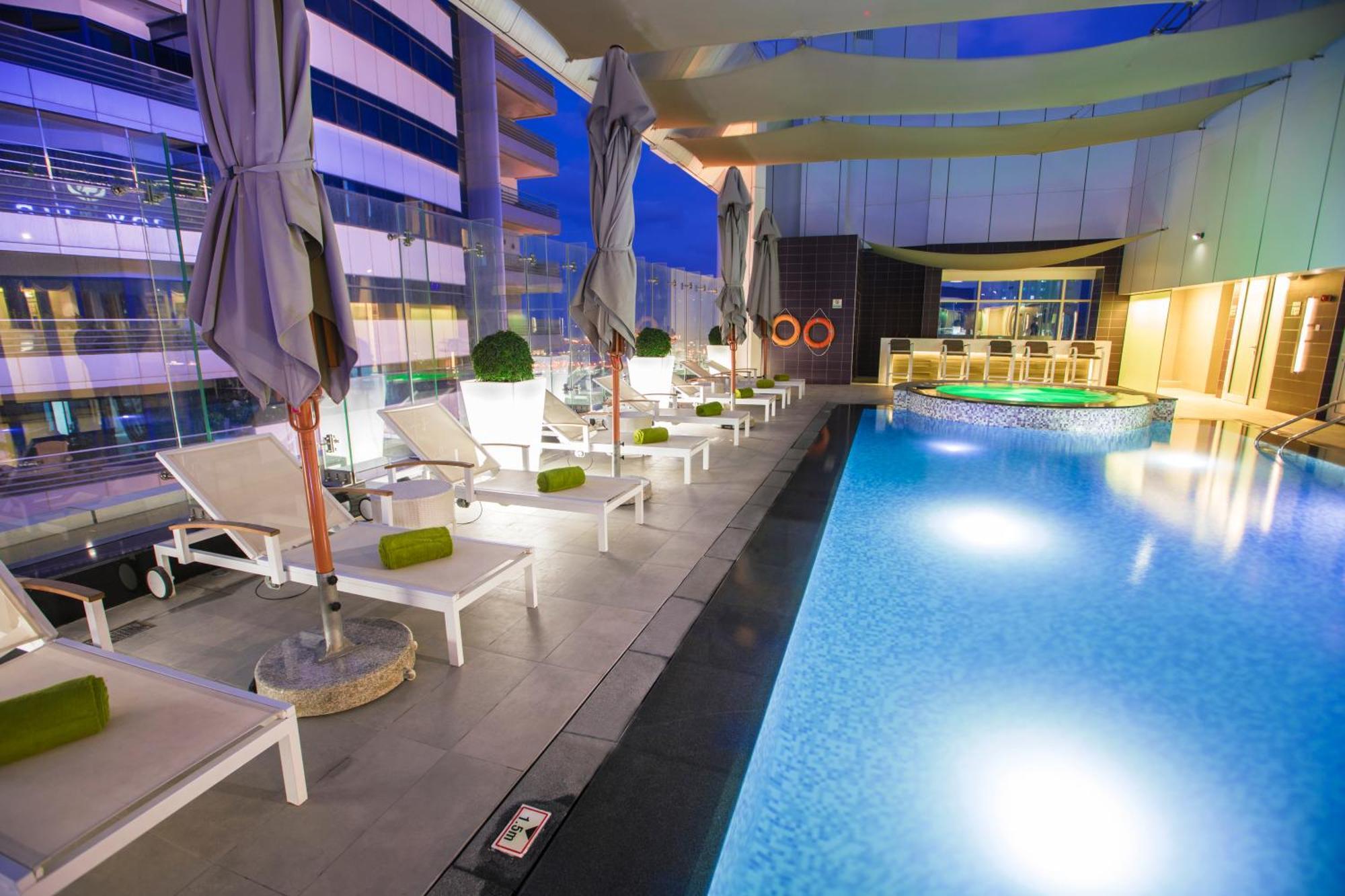 The Act Hotel Sharjah Faciliteter billede The pool at the 30th